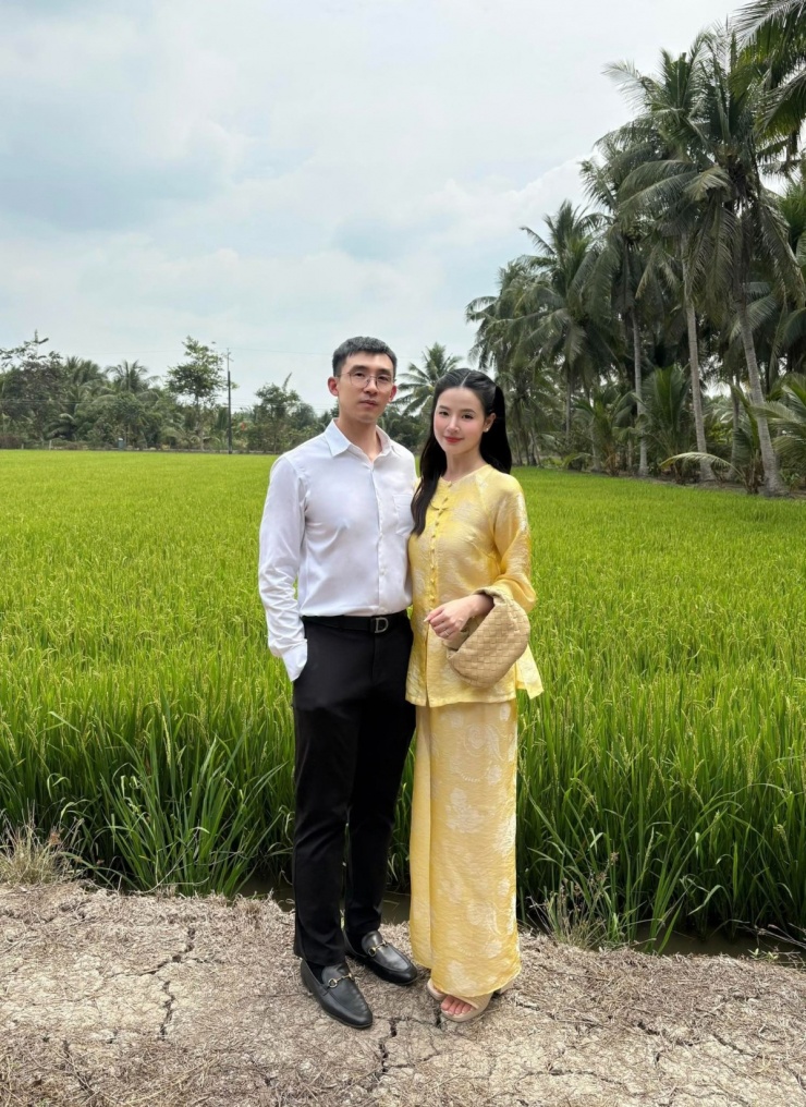 Diễn viên Midu diện trang phục tương tự, xách túi Bottega Veneta xa xỉ khi cùng chồng về quê ăn Tết.