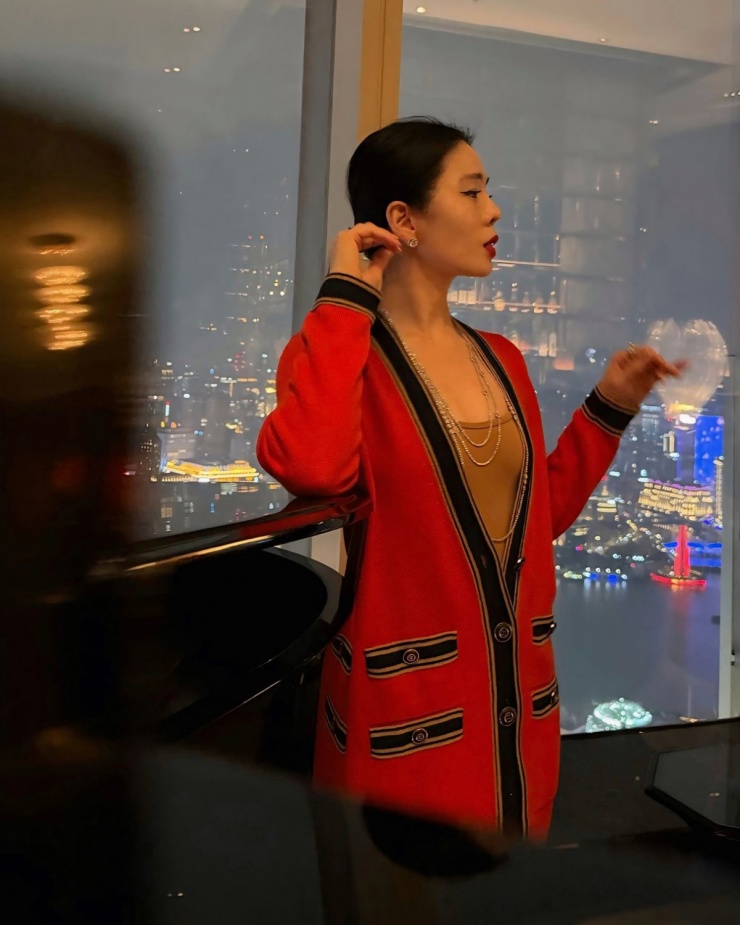 Được giới thiệu lần đầu trong bộ sưu tập Cruise 2020, thiết kế cardigan dáng dài với chất liệu cashmere của Chanel có giá bán khoảng 5.500 USD (xấp xỉ 150 triệu đồng).