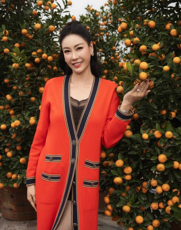 Trang phục giúp Hà Kiều Anh khoe đôi chân thon.