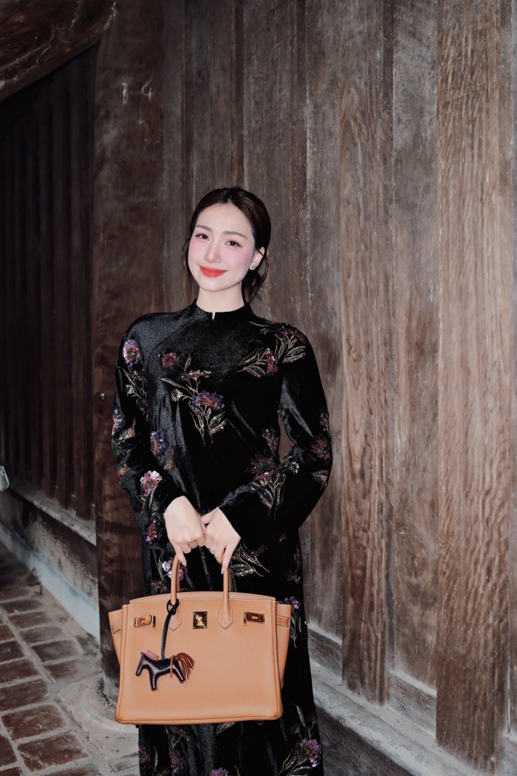 Điểm nhấn trên túi là dây trang trí hình con ngựa - phụ kiện nổi tiếng của hãng. Màu gold cũng nằm trong sản phẩm được tín đồ thời trang săn lùng.