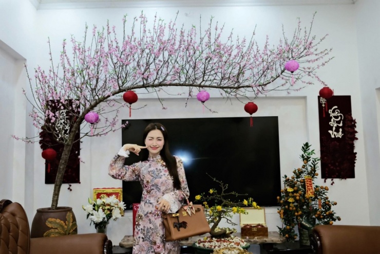 Trong ngày Mùng 1 Tết, cô xách cùng kiểu túi nhưng phối với áo dài kim sa lót ren và lụa.