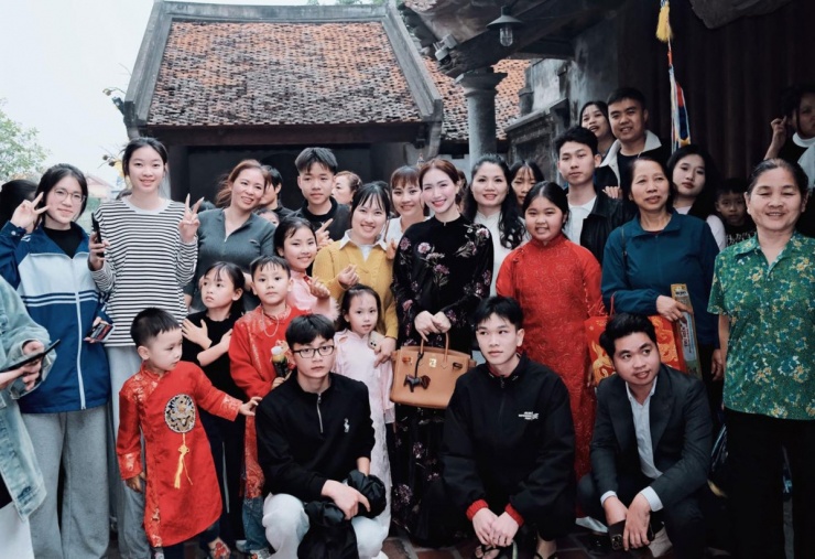 Hòa Minzy chụp ảnh cùng người hâm mộ khi đi lễ ở chùa Bút Tháp, Bắc Ninh.