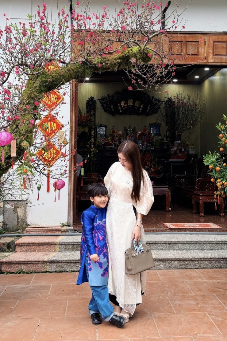 Trong ngày đầu năm mới, cô phối trang phục truyền thống cùng chiếc túi Hermes Birkin khác màu.