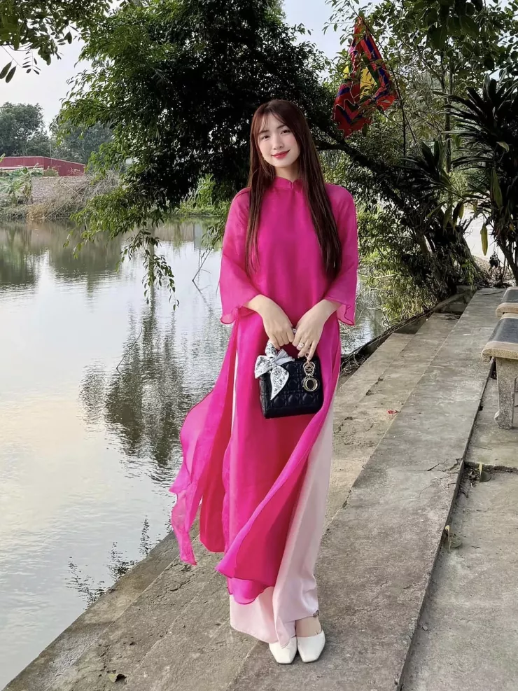 Hòa Minzy xách túi Lady Dior làm điểm nhấn khi mặc áo dài hồng fuchsia. Thiết kế kinh điển của nhà mốt Pháp có giá 5.500 USD (gần 137 triệu đồng) cho cỡ mini.