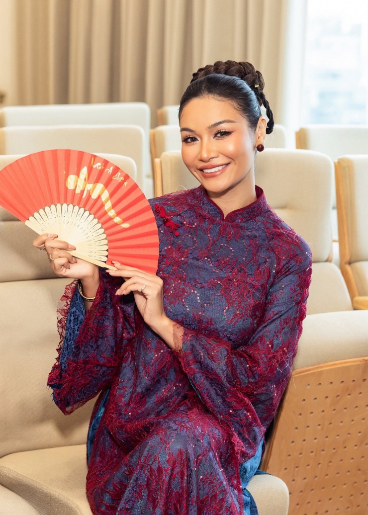 Á hậu Mook "nhập gia tùy tục", bất lực vì "đường tài lộc" - 2