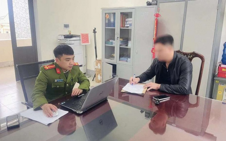 Vụ ô tô bị chặn trước sau trong ngõ mùng 2 Tết ở Hà Tĩnh: Chuyển hồ sơ lên Công an tỉnh để xử lý - 2