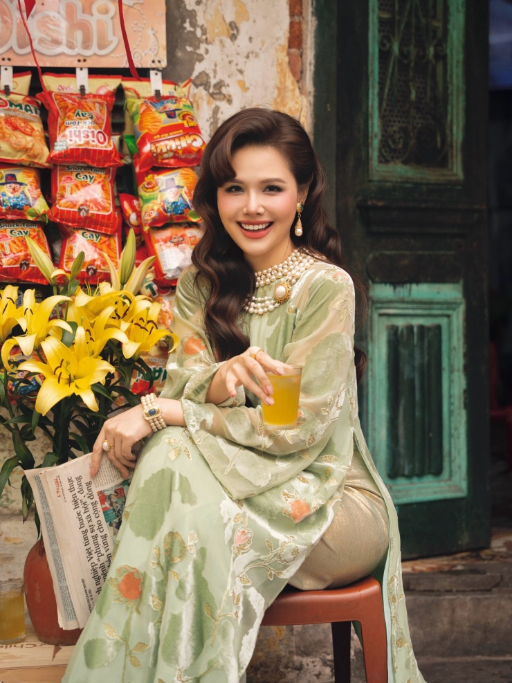 Nữ diễn viên lựa chọn áo dài xanh pastel nhẹ nhàng, phom dáng kín đáo nhưng tinh tế. Chất liệu mềm rũ cùng họa tiết hoa lá được xử lý khéo léo giúp tổng thể vừa cổ điển, vừa mang hơi thở hiện đại.