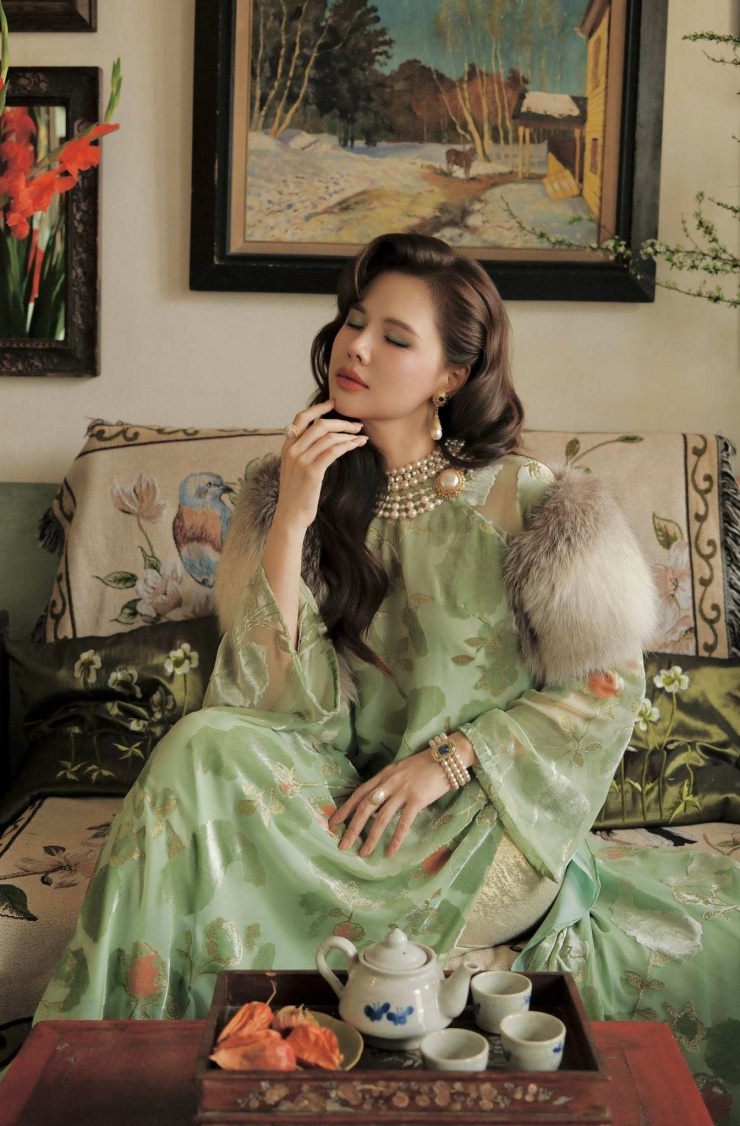 Nhiều ý kiến cho rằng, ở Phanh Lee có sự giao thoa hài hòa giữa nét đẹp hiện đại và vẻ duyên dáng cổ điển. Không cần phô trương hay gây sốc, hình ảnh của cô vẫn đủ sức thu hút nhờ sự tinh tế và gu thẩm mỹ ổn định.