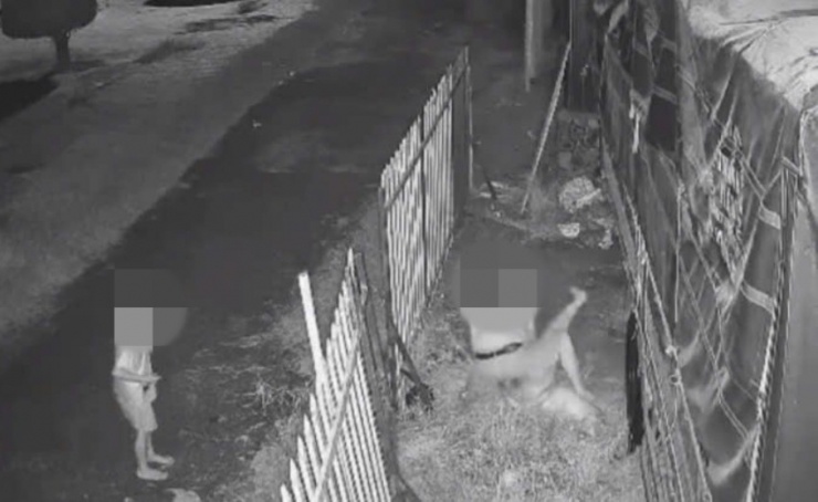 Camera ghi lại cảnh người đàn ông cầm dao đâm trực diện vào một người phụ nữ.