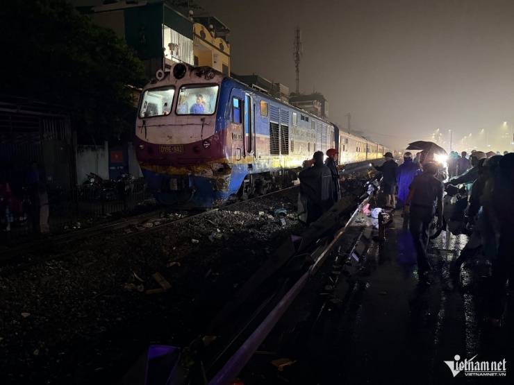 Nhận tin báo, lực lượng CSGT, Cảnh sát PCCC và Công an xã Ngọc Hồi đã đến hiện trường để tổ chức cứu nạn.