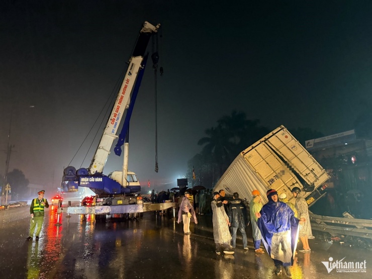 Cơ quan chức năng điều xe cẩu, máy cắt và ô tô cứu hộ cứu nạn chuyên dụng đến hiện trường.&nbsp;