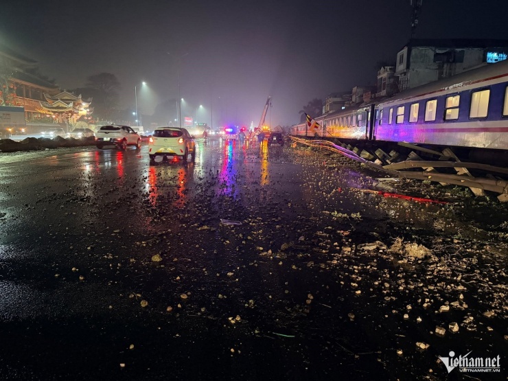 Nhiều mảnh vỡ văng tung tóe, đường ray tàu hỏa biến dạng. Ảnh: Đình Hiếu