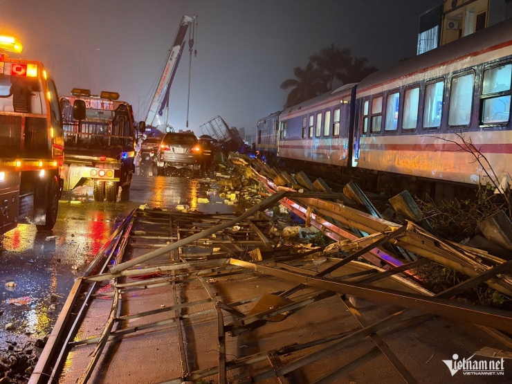Khu vực xảy ra va chạm là đường ngang có cảnh báo, cần chắn tự động. Ảnh: Đình Hiếu&nbsp;