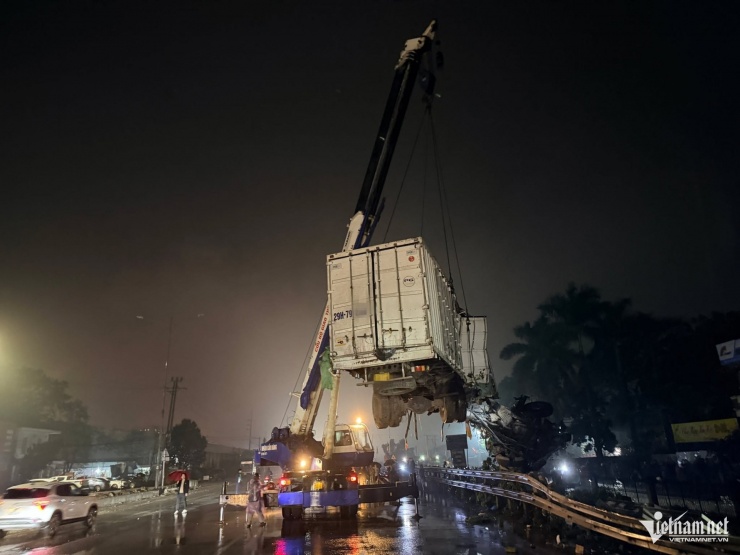 &nbsp;Ô tô tải được cẩu ra khỏi đường ray. Ảnh: Đình Hiếu