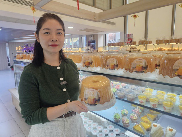 Sức tiêu thụ bánh bông lan chanh trong dịp vía Thần Tài tăng gấp 5 lần so với ngày thường