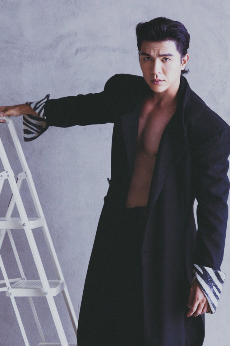 “Ngày xưa, tôi không có nhiều fan lắm đâu. Có một số bạn biết tôi từ chương trình truyền hình, một vài dự án web-drama và luôn ủng hộ tôi tới bây giờ. Nếu giờ tôi bỏ cuộc có phải sẽ phụ lòng rất nhiều người không? Sự yêu thương của mọi người chính là động lực để tôi bước tới thời điểm hiện tại”.