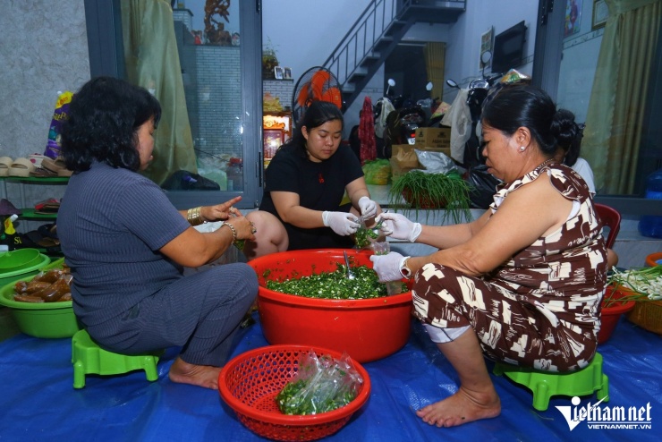 Xuyên đêm nướng nghìn con cá lóc, kịp giờ đẹp cúng vía Thần Tài - 4