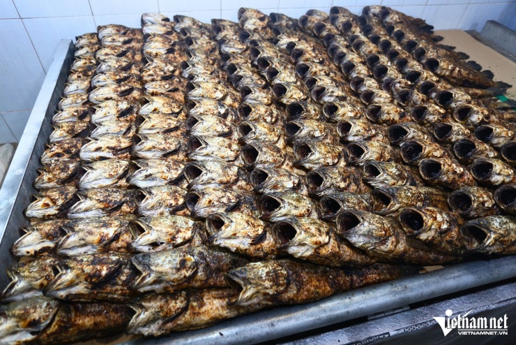 Xuyên đêm nướng nghìn con cá lóc, kịp giờ đẹp cúng vía Thần Tài - 3