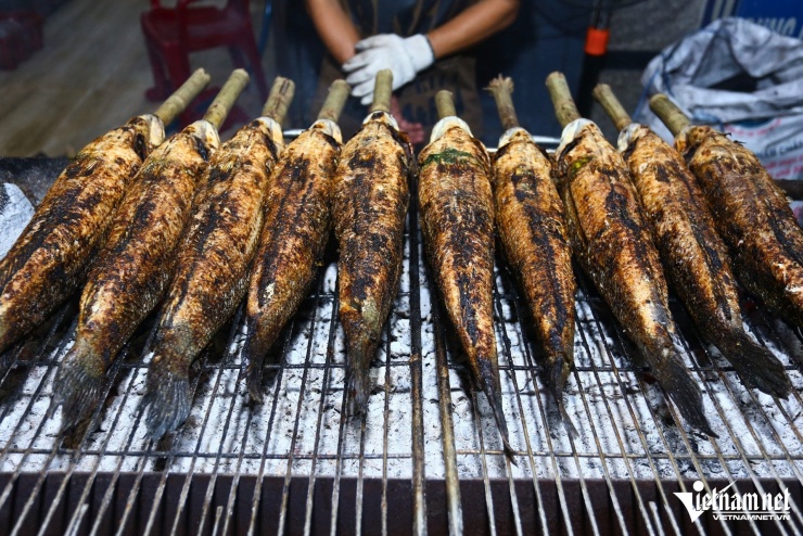 Xuyên đêm nướng nghìn con cá lóc, kịp giờ đẹp cúng vía Thần Tài - 7