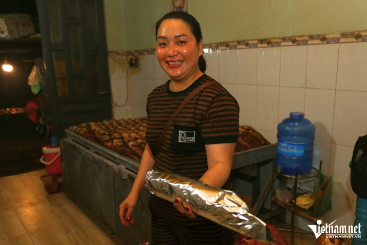 Xuyên đêm nướng nghìn con cá lóc, kịp giờ đẹp cúng vía Thần Tài - 9