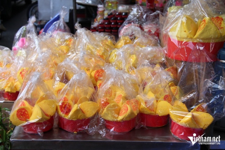 Rực sắc bánh 'tài lộc' ở chợ người Hoa TPHCM ngày vía Thần Tài - 3