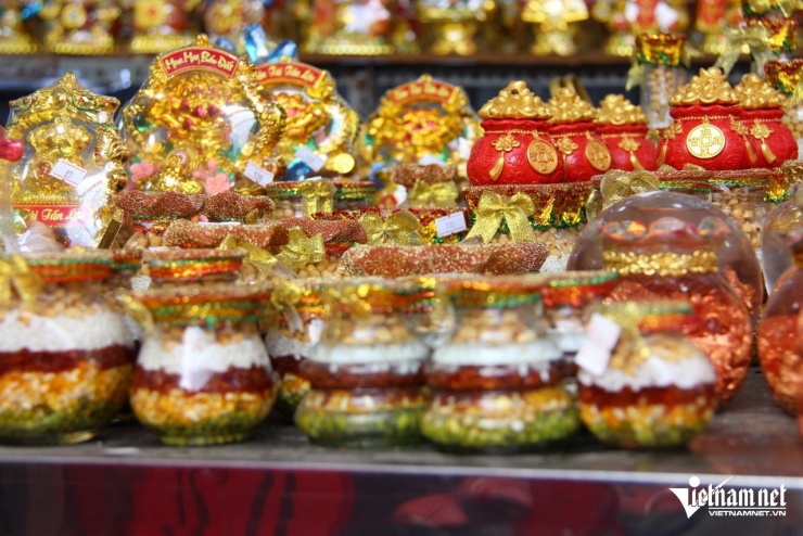 Rực sắc bánh 'tài lộc' ở chợ người Hoa TPHCM ngày vía Thần Tài - 8