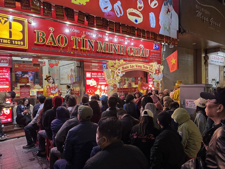 Xếp hàng từ 3 giờ sáng mua vàng Thần Tài, nhiều người lãi đậm sau một năm