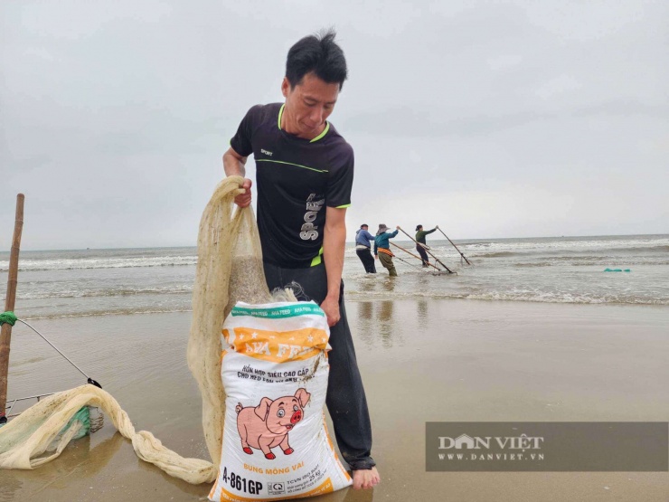 Những mẻ ốc tép liên tiếp được đưa vào bờ.