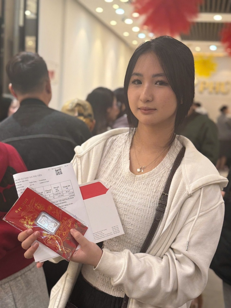 Bạn Phạm Khánh Ly (19 tuổi, phường Thanh Xuân) chờ đợi trước cửa hàng từ 22h hôm qua để mua miếng bạc trong ngày Vía Thần tài.