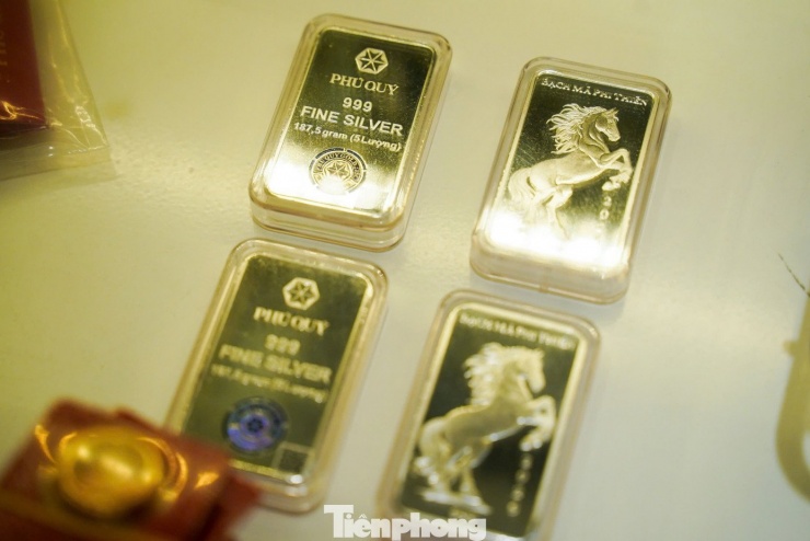 Sản phẩm bạc có hình linh vật ngựa được nhiều người lựa chọn.