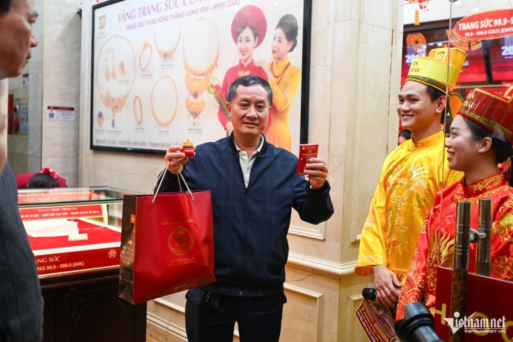 Là người có mặt sớm nhất ở cửa hàng Bảo Tín Minh Châu trên phố Trần Nhân Tông, ông Tô Hòa Bình cho biết, đã xếp hàng từ 21h tối hôm qua (25/2). Ông là một trong những "khách ruột" mua vàng ngày vía Thần Tài với 16 năm liên tục xếp hàng mua vàng từ sáng sớm. Năm nay ông Bình mua 4 chỉ vàng.