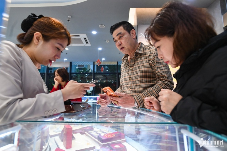 Tiệm vàng 'phá lệ', máy tự động giúp khách mua trong 15 phút - 15