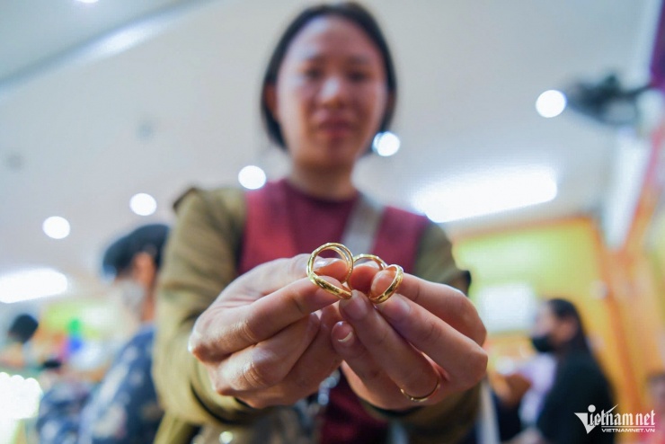 Tiệm vàng 'phá lệ', máy tự động giúp khách mua trong 15 phút - 19