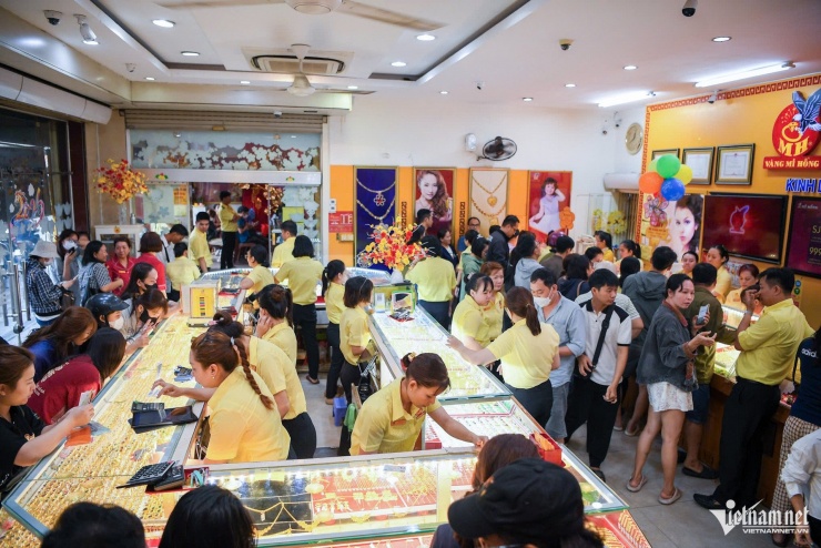 8h sáng tại tiệm vàng Mi Hồng trên đường Bùi Hữu Nghĩa (TPHCM). Bên trong kín khách đến mua vàng nhân ngày vía Thần Tài. Nhiều người phải xếp hàng đợi tới lượt gọi để được mua nhẫn trơn.