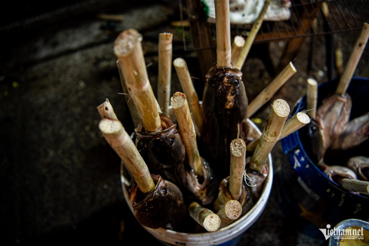 Ở đây, cá được nhét mía vào miệng để giữ thân cá thẳng, không bị cong hay nứt khi gặp nhiệt. Thanh mía còn giúp cá chín đều hơn, thuận tiện khi trở tay trong lúc nướng và tạo thêm mùi thơm nhẹ.