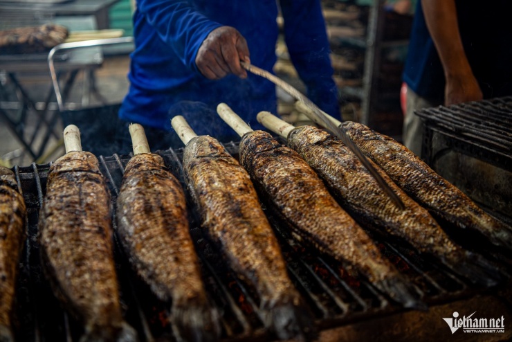 Phố cá lóc ngậm mía đỏ lửa đêm vía Thần Tài, giá khoảng 200 nghìn/con - 3