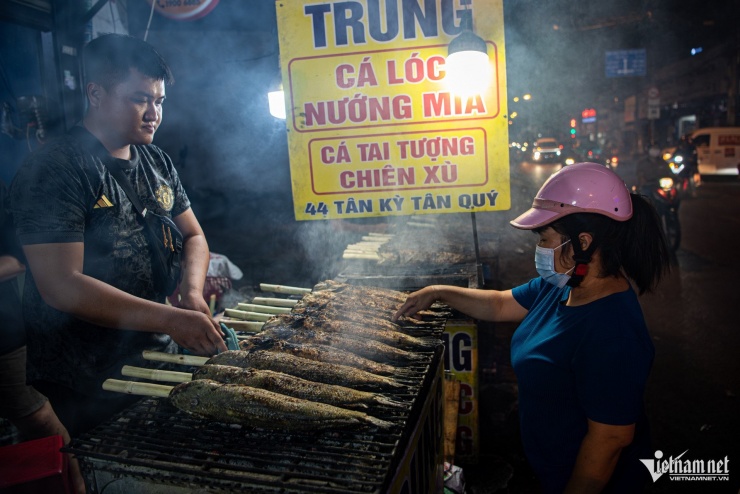 Chị Ngọc Trinh (ngụ phường Tân Bình) cho biết, năm nào cũng mua cá lóc ở con đường này, đúng quầy quen thuộc. Năm nay, chị tranh thủ đi sớm vì không muốn chen chúc vào ngày chính lễ, đồng thời có thể thoải mái lựa chọn con cá ưng ý. 