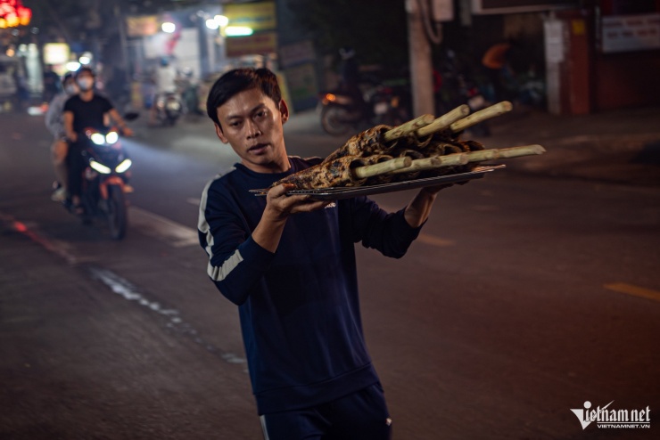 Phố cá lóc ngậm mía đỏ lửa đêm vía Thần Tài, giá khoảng 200 nghìn/con - 10