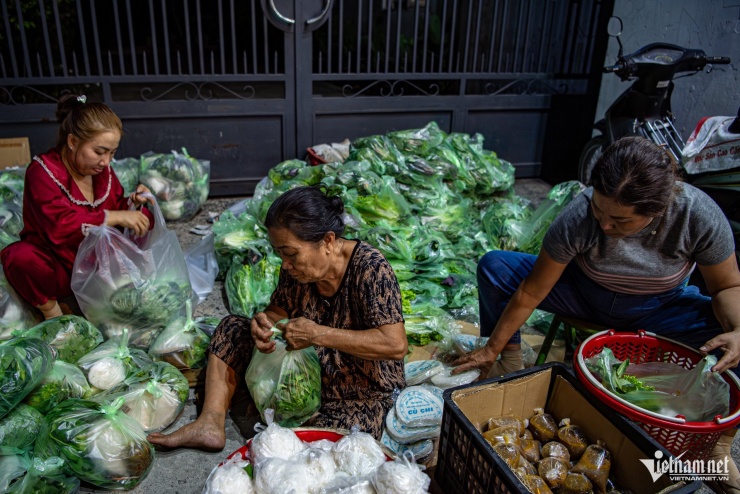 Phố cá lóc ngậm mía đỏ lửa đêm vía Thần Tài, giá khoảng 200 nghìn/con - 7