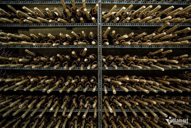 Hàng nghìn con cá lóc nướng sẵn sàng để bán cho khách ngày vía Thần Tài.