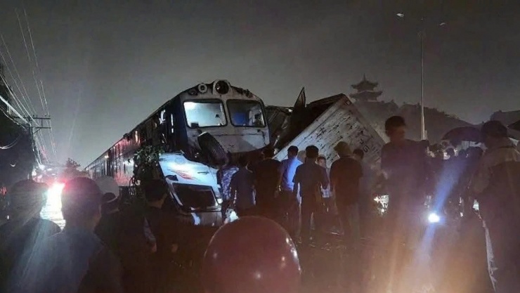 Hiện trường vụ tai nạn giao thông tàu hỏa va phải xe tải tại đường ngang có chắn tự động.