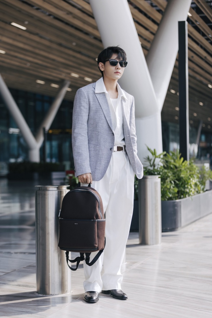 Isaac diện 'cây' đồ bảnh bao lên đường dự Milan Fashion Week - 5