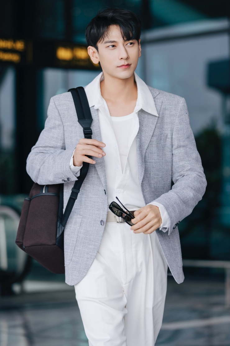 Isaac diện 'cây' đồ bảnh bao lên đường dự Milan Fashion Week - 6