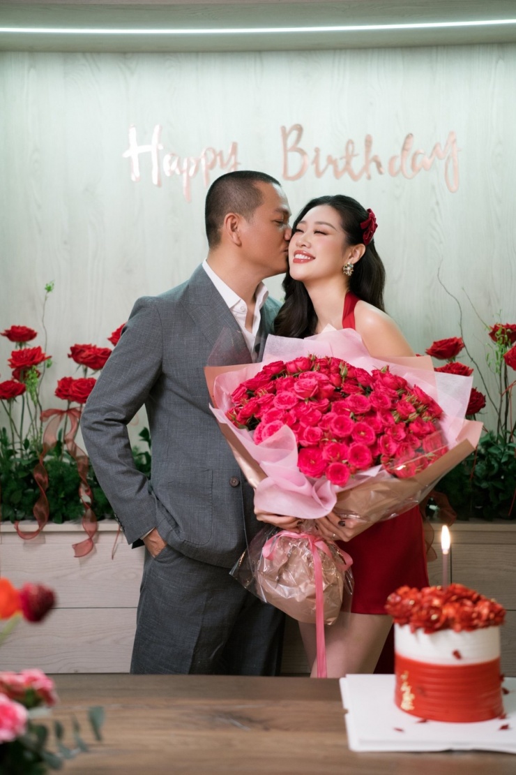 Khánh Vân khóc khi được chồng làm tiệc sinh nhật bất ngờ - 11