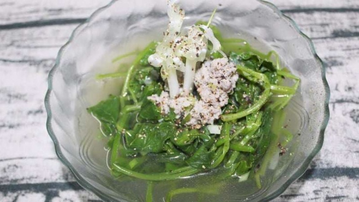 Tô canh rau má nóng hổi quá là kích thích, nước dùng nhờ được ninh từ xương heo nên ngọt thanh vô cùng, đã thế từng viên thịt băm săn chắc, quyện với rau má giòn giòn. Ăn cùng cơm trắng nữa là hết chỗ chê.