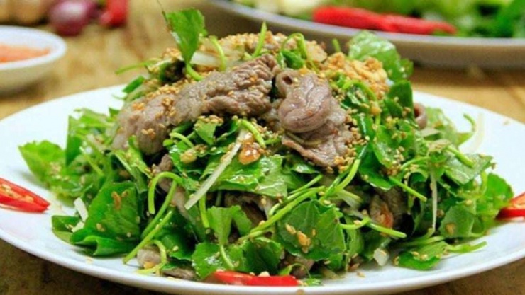 Điểm đặc biệt của món ăn đó chính là thịt dê sau khi được ướp đậm đà gia vị, thì xào lên rồi bày biện ra cùng rau má. Như vậy sẽ rau má sẽ giữ được toàn bộ sự thanh mát, thơm ngon mà không hề mất đi. Bên cạnh hương thơm thoang thoảng của món ăn lan tỏa thật khó cưỡng, thì thịt dê săn chắc tươi ngon, kết hợp cùng rau má giòn giòn, rắc ít mè rang nữa để càng trọn vị hơn.