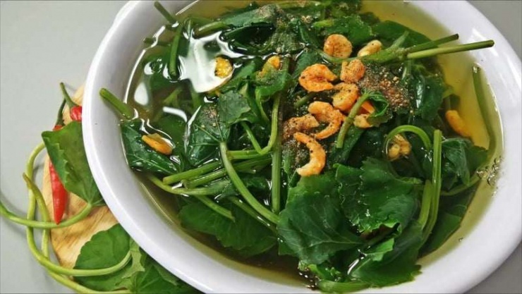 Nói đến sự thanh mát của rau má, thì để cảm nhận rõ ràng nhất đó chính là qua món canh rau má tôm khô này.