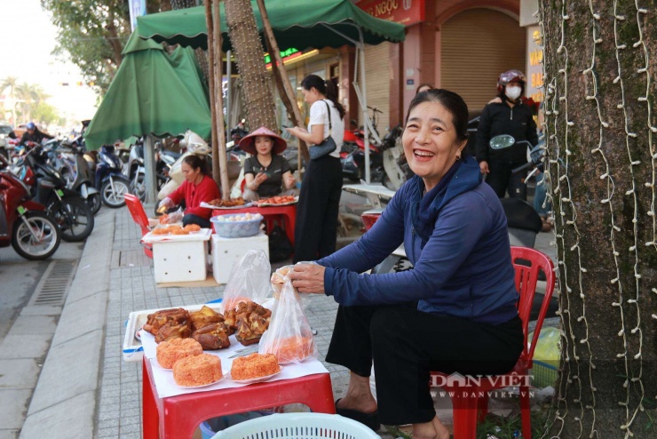Dọc vỉa hè đường Nguyễn Công Trứ, nhiều phụ nữ kê bàn, ghế nhựa, bày bán xôi “Thần Tài” phục vụ khách mua lễ trong ngày vía Thần Tài.