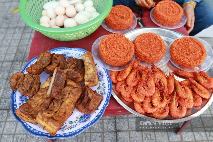 Xôi "Thần Tài" hay còn gọi là "xôi tam sên" tại Hà Tĩnh bao gồm thịt lợn quay, trứng luộc, tôm, xôi. Mâm cỗ cúng Thần Tài năm nay có giá 50.000 đồng/lạng thịt, 30.000 đồng/đĩa xôi, 3 quả trứng luộc 20.000 đồng và tôm giá 20.000 đồng/con.