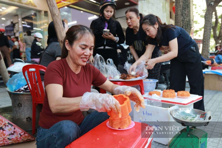 Chị Lê Thị Phương (SN 1974, trú phường Hà Huy Tập) cho biết, ngày thường chị buôn bán hoa quả, riêng dịp vía Thần Tài chuyển sang nấu và bán xôi “Thần Tài” phục vụ khách. Công việc này chị đã duy trì suốt 3 năm qua.